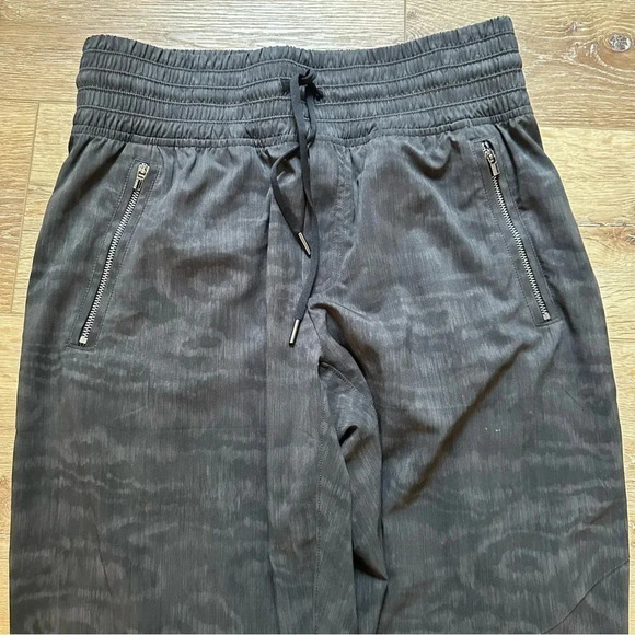 Athleta Camden Printed Joggers Lightweight Stretch w/ Zipper Pockets Sz 2 - Picture 8 of 13